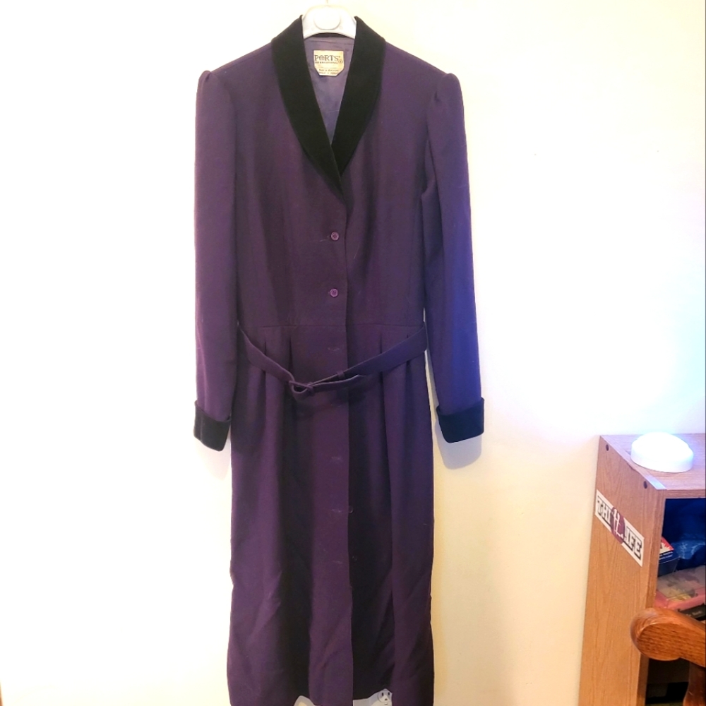 Vintage-Ports international size 8 coat dress. Dark purple, black velvet collar